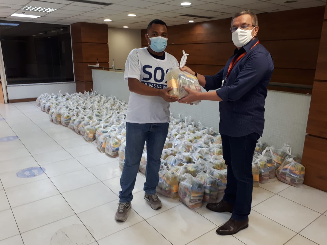 O presidente da Bahia Norte, Guilherme Hupsel, na estraga das 500 cestas básicas ao coordenador da campanha SOS Sul da Bahia, Enderson Araújo.
